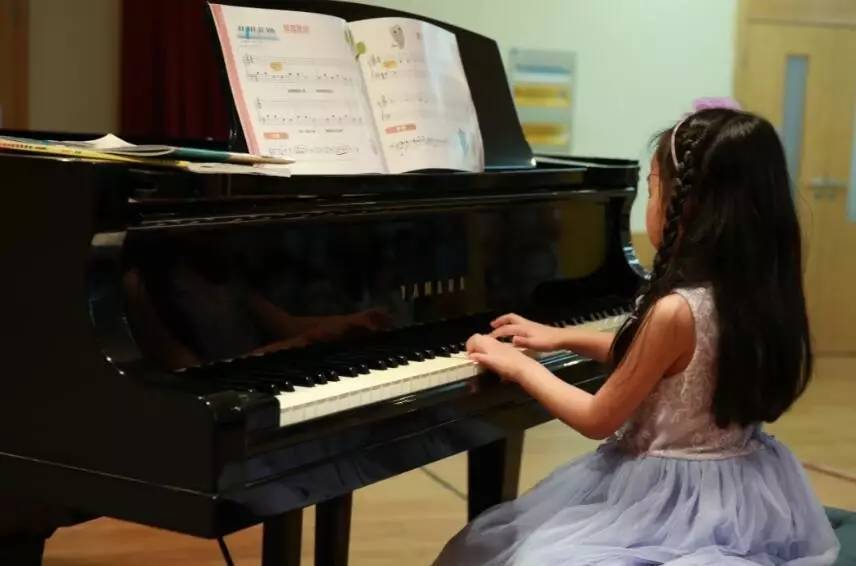 孩子彈鋼琴，手型一定要規(guī)范嗎？